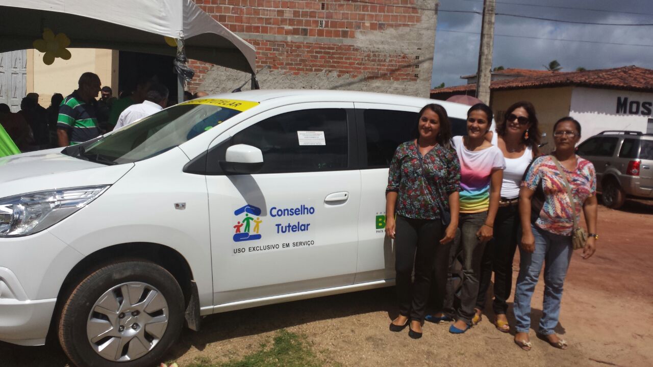 Carro do Conselho Tutelar é entregue as conselheiras.