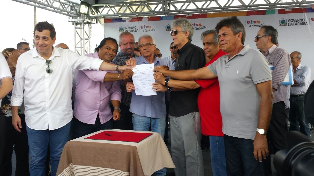 Governador assina ordem de serviço para recampeamento asfáltico e saneamento básico em Lucena-PB. 