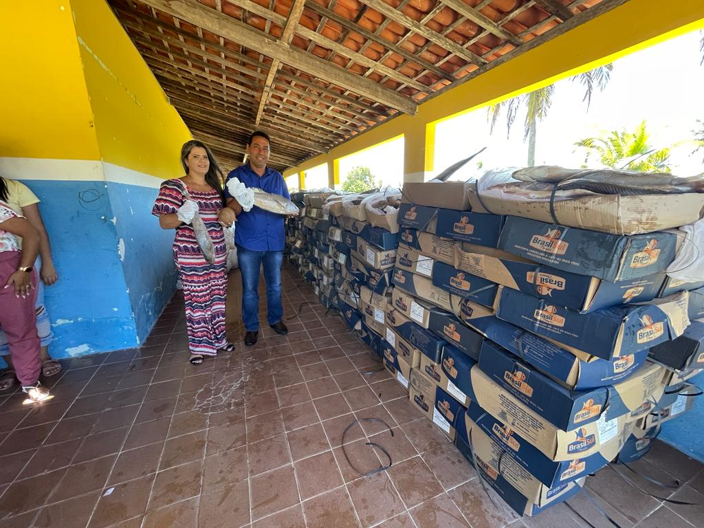 Prefeitura distribui 8 toneladas de peixes e cocos para comunidade carente do município 