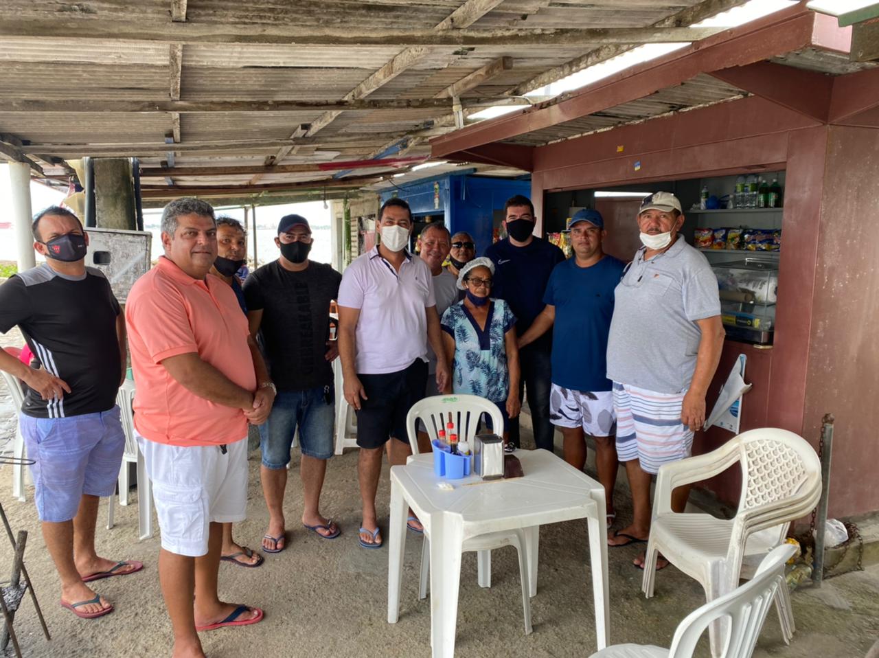 Prefeito Léo Bandeira faz visita a comerciantes da balsa para discutir melhorias para categoria