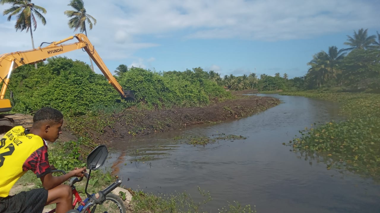 Prefeitura inicia obras de escoamento em pontos estratégicos do município 