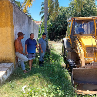 Prefeitura de Lucena inicia limpeza de valas para melhor escoamento de aguas pluviais.