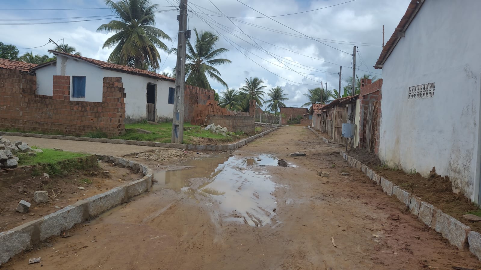 Prefeitura de Lucena conclui obras de meio-fio em ruas da Maria Rita para dá início ao calçamento